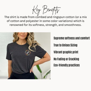Pode incluir: Uma camiseta cinza escura com uma estampa gr&aacute;fica colorida que diz "Certified CPST". A camiseta &eacute; feita de algod&atilde;o penteado e ringspun, conhecido por sua maciez, resist&ecirc;ncia e suavidade.