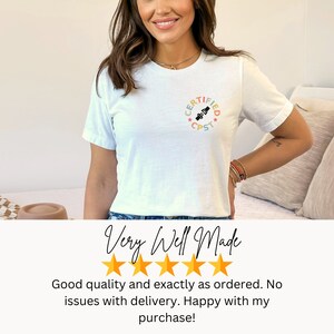 Pode incluir: Camiseta branca com um gr&aacute;fico circular colorido que diz "CERTIFIED CPST" na frente. A camiseta est&aacute; sendo usada por uma pessoa. O texto "Very Well Made" est&aacute; escrito abaixo da imagem. Cinco estrelas douradas est&atilde;o abaixo do texto. O texto "Good quality and exactly as ordered. No issues with delivery. Happy with my purchase!" est&aacute; abaixo das estrelas.