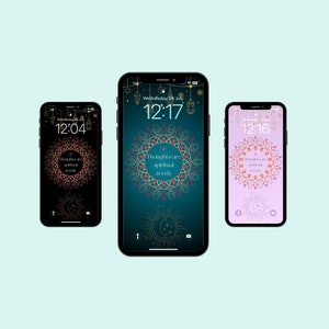 Puede incluir: Tres maquetas de pantalla de teléfono con fondo azul oscuro, azul verdoso y morado claro. Cada pantalla muestra un diseño de mandala con el texto "Thoughts are spiritual seeds". La hora se muestra en cada pantalla, siendo las horas 12:04, 12:17 y 12:16.