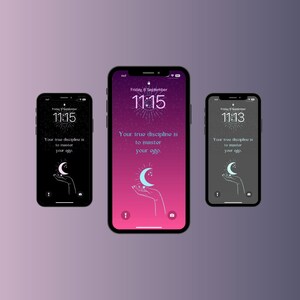 Op de afbeelding: Drie telefoon schermmocups met een donkerpaarse gradiënt achtergrond. De schermen tonen een citaat over het beheersen van je ego met een halve maan en hand illustratie. De tijd is 11:15 op het middelste scherm en 11:13 op het rechter scherm.