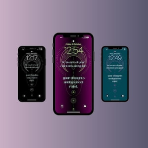 Puede incluir: Tres maquetas de iPhone con fondos de colores diferentes. El teléfono del centro tiene un fondo morado con el texto "Sé consciente de tus emociones y guía tus pensamientos hasta que sientas alivio." El teléfono de la izquierda tiene un fondo negro y el teléfono de la derecha tiene un fondo verde azulado. Los tres teléfonos muestran la hora y la fecha.