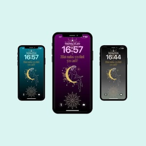 Może przedstawiać: Trzy różne makiety ekranu telefonu z fioletowym, turkusowym i czarnym tłem. Każdy ekran wyświetla zegar cyfrowy z godziną, datą i tekstem "What makes you think you can't?" złotymi literami. Złota ilustracja kobiety siedzącej na rosnącym księżycu z gwiazdami i liśćmi znajduje się w środku każdego ekranu.