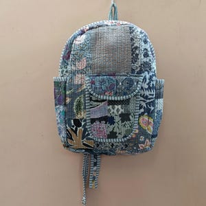 Mochila reversible de algodón con diseño patchwork y forro acolchado estilo bohemio para portátil.