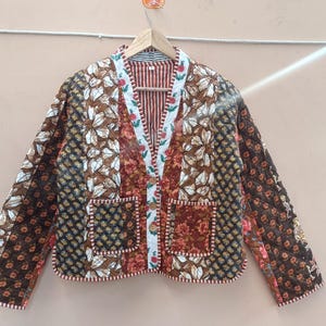 以下が含まれることがあります： クリーム、ライトグレー、ダークグレーの3色のセラミックマグカップセット。各マグカップは、つや消し仕上げで、シンプルなミニマリストデザインです。コーヒーや紅茶に最適です。