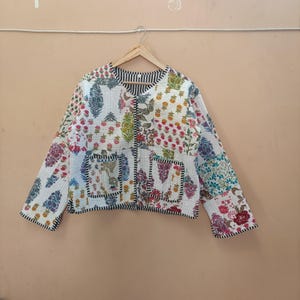 Chaqueta acolchada de algodón indio hecha a mano: abrigo de mujer estilo boho patchwork.