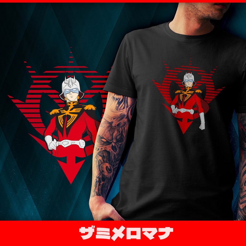 Op de afbeelding: Zwart T-shirt met een rode en witte afbeelding van een personage uit de anime-serie "Mobile Suit Gundam". Het personage draagt een rood en wit pak met een helm en staat voor een rood en wit gestreepte achtergrond. De tekst "ザメタマ" staat gedrukt op de onderkant van het shirt.