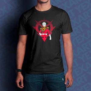 Op de afbeelding: Een zwart T-shirt met een rode en witte afbeelding van een personage uit een sciencefiction anime-serie. Het personage draagt een rood en wit uniform en een helm. De afbeelding is omringd door een rood en wit geometrisch ontwerp.