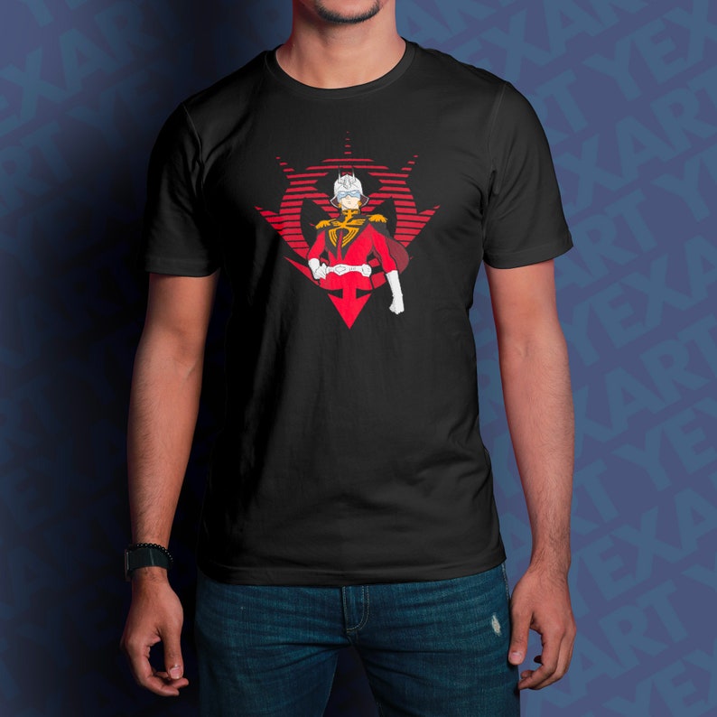 Op de afbeelding: Een zwart T-shirt met een rode en witte afbeelding van een personage uit een sciencefiction anime-serie. Het personage draagt een rood en wit uniform en een helm. De afbeelding is omringd door een rood en wit geometrisch ontwerp.