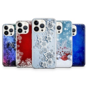 Peut inclure: Ensemble de cinq coques de téléphone avec des motifs de flocons de neige d'hiver. Les coques sont transparentes avec différents motifs et couleurs de flocons de neige, notamment le bleu, le rouge et le blanc.