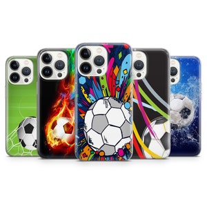Könnte beinhalten: Satz mit fünf iPhone-Hüllen mit verschiedenen Fußball-Designs. Eine Hülle hat einen grünen Rasen mit einem Fußball im Tor, eine andere hat einen feurigen orange-roten Hintergrund mit einem Fußball, eine weitere hat ein farbenfrohes abstraktes Design mit einem Fußball, eine weitere hat ein schwarz-weiß gestreiftes Design mit einem Fußball und die letzte Hülle hat ein blaues und weißes Wasserdesign mit einem Fußball.