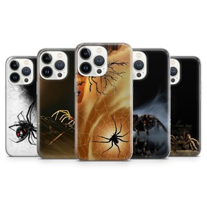 Puede incluir: Conjunto de cinco fundas transparentes para teléfono con diferentes diseños de arañas. Las fundas presentan arañas negras sobre un fondo blanco, marrón, naranja, negro y gris.