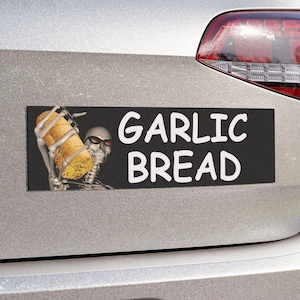 Könnte beinhalten: Ein schwarz-weißer Stoßfängeraufkleber mit einem Skelett, das ein Knoblauchbrot hält. Der Aufkleber lautet "Garlic Bread" in weißer Schrift.