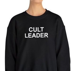 Puede incluir: Sudadera negra con texto blanco que dice "CULT LEADER".