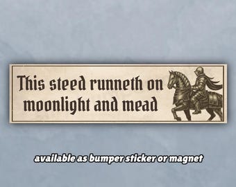 Rolig bildekal eller bildekalmagnet "Denna häst springer i månsken och äng", medeltida riddare-memes, klistermärken/magneter från Castlecore-hästen