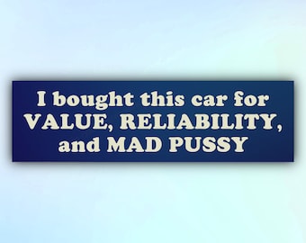Op de afbeelding: Een marineblauw rechthoekig bord met witte tekst: "I bought this car for VALUE, RELIABILITY, and MAD PUSSY."