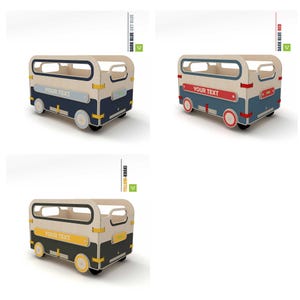 Puede incluir: Tres cajas de almacenamiento de juguetes de madera con forma de autobuses antiguos. Las cajas est&aacute;n pintadas en diferentes colores: azul oscuro, rojo y amarillo. Cada caja tiene una ventana, una puerta y ruedas. El texto "YOUR TEXT" est&aacute; impreso en el lateral de cada caja.