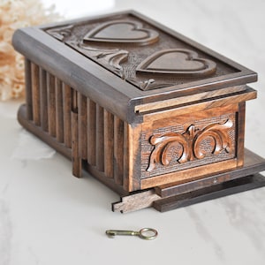 Grande boîte secrète en bois sculpté à la main, boîte de puzzle en bois personnalisée, boîte à bijoux vintage, boîte à puzzle avec clé secrète, cœur gravé