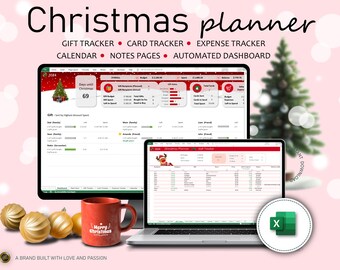Può includere: Un foglio di calcolo per la pianificazione natalizia con uno schema di colori rosso e verde. Il foglio di calcolo include un tracker per i regali, un tracker per le cartoline, un tracker per le spese, un calendario, pagine di note e un cruscotto automatizzato. Il foglio di calcolo è aperto su un computer portatile con un'icona di Excel verde nell'angolo in basso a destra. L'immagine include anche una tazza rossa con le parole "Buon Natale" su di essa e tre ornamenti dorati.