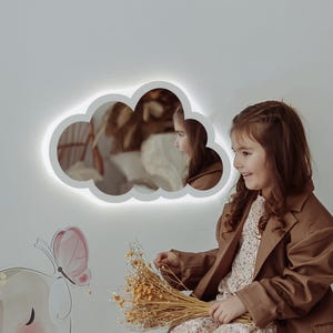 Specchio LED a forma di nuvola - Specchio da parete in acrilico per la cameretta dei bambini, decorazione sicura per la cameretta dei bambini, specchio illuminato per la sala giochi, decorazione da parete per la cameretta dei più piccoli