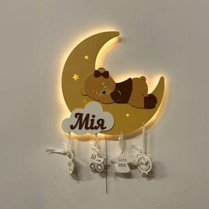 Personalisierte Bär auf Mond Nachtlicht - Individuelle Geburtsdaten Wandlampe - LED Kinderzimmer Dekor - Baby Name & Datum Licht - Neugeborenen Geschenk