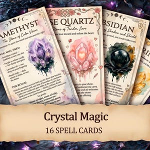 Puede incluir: Un conjunto de 16 cartas de hechizos con ilustraciones de acuarela de cristales. Las cartas presentan textos sobre las propiedades y rituales de los cristales, con títulos como "Amatista" y "Cuarzo Rosa". Se muestran las palabras "Crystal Magic" y "16 Spell Cards".