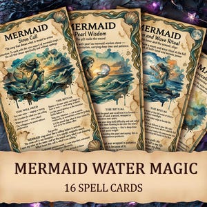 Puede incluir: Un juego de 16 cartas de hechizos Mermaid Water Magic. Cada carta presenta ilustraciones de acuarela de sirenas y escenas oceánicas, con texto que describe rituales e intenciones. Las cartas tienen un aspecto vintage.