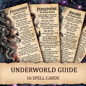 Puede incluir: Un mazo de 16 cartas de hechizos, "Guía del Inframundo". Cada carta presenta ilustraciones y texto, incluyendo un esqueleto, una mujer con una vela y símbolos egipcios. Las cartas tienen un aspecto vintage y envejecido.