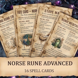 Peut inclure: Un ensemble de 16 cartes de sorts avec un aspect vieilli. Les cartes présentent des illustrations et du texte, dont "Norse Rune Advanced". Ces cartes sont conçues pour la divination et les pratiques spirituelles.