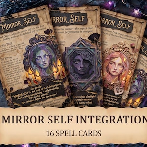 Puede incluir: Un conjunto de 16 cartas de hechizos "Mirror Self Integration". Cada carta presenta un retrato en un marco ornamentado, con texto que describe rituales y autorreflexión. Las cartas tienen una estética vintage y mística.