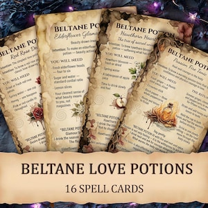 Può includere: Una collezione di 16 carte degli incantesimi intitolate "Beltane Love Potions". Ogni carta presenta una ricetta unica con ingredienti e istruzioni. Le carte hanno un'estetica vintage, con illustrazioni floreali e botaniche.