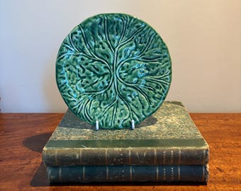 Vintage Cabbage leaf plate - tea plate size 7” - 18cm.  Would fit well into a bigger wall scape or in small shelf. Perfect.