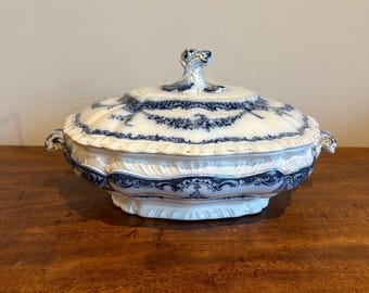 Vintage English floral tureen pattern Chiswick. Aesthetic style blue serving dish with gilded egdes. Good condition antique serving dish.