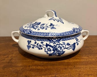 Vintage English floral tureen pattern 1930s. Floral round  blue serving dish with handles. Good condition antique serving dish.