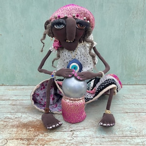 Rag-pop waarzegster met gloeiende kristallen bol en 5 waarzegkaarten – handgemaakte paranormale kunstpop – OOAK Boho Witch Decor – 65 cm (25,5")