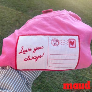Individuell besticktes Valentinstag-T-Shirt mit personalisierter Postkarte, Valentinstagsgeschenk für sie, besticktes T-Shirt in Comfort Colors
