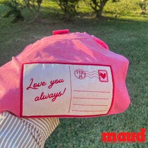 Besticktes Valentinstags-Sweatshirt mit personalisierter Postkarte, Valentinstagsgeschenk für Sie, Valentinstags-Outfit-Idee
