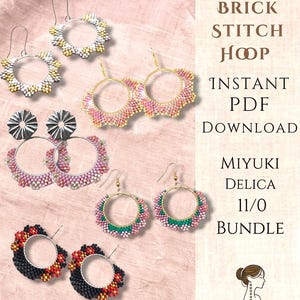 Op de afbeelding: Een assortiment van kralen oorringen in diverse kleuren, waaronder goud, zilver, roze, groen en zwart. De oorbellen hebben ingewikkelde baksteensteekpatronen. Tekst aan de rechterkant luidt "BRICK STITCH HOOP" en "INSTANT PDF DOWNLOAD".