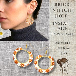 Puede incluir: Un par de pendientes de aro con un patrón de punto ladrillo hecho con cuentas Miyuki Delica 11/0 de color naranja, blanco y dorado. El texto dice: BRICK STITCH HOOP INSTANT PDF DOWNLOAD MIYUKI DELICA 11/0, junto a una ilustración de líneas.
