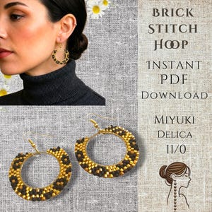 Peut inclure: Boucles d'oreilles créoles dorées avec un motif en point de brique de perles noires et dorées. Les boucles d'oreilles sont portées par un modèle et présentées sur un fond neutre. Le texte indique "BRICK STITCH HOOP INSTANT PDF DOWNLOAD MIYUKI DELICA 11/0".