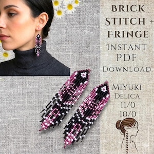 Puede incluir: Largos pendientes de flecos con cuentas y un patrón geométrico en negro, blanco y tonos morados. El texto dice: BRICK STITCH + FRINGE INSTANT PDF DOWNLOAD MIYUKI DELICA 11/0 10/0. Los pendientes están hechos con pequeñas cuentas cilíndricas.
