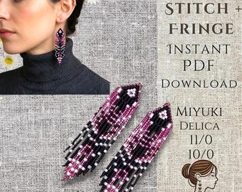 Op de afbeelding: Lange kralenoorbellen met franjes en een geometrisch patroon in zwart, wit en paarse tinten. De tekst luidt: BRICK STITCH + FRINGE INSTANT PDF DOWNLOAD MIYUKI DELICA 11/0 10/0. De oorbellen zijn gemaakt van kleine cilindrische kraaltjes.
