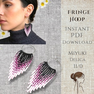 Könnte beinhalten: Perlenohrringe mit Fransen und einem Farbverlauf aus schwarzen, dunkelvioletten, hellvioletten und weißen Miyuki Delica 11/0 Perlen. Der Text lautet: FRINGE HOOP INSTANT PDF DOWNLOAD MIYUKI DELICA 11/0. Die Ohrringe hängen an einem runden Metallring.