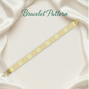 Könnte beinhalten: Ein goldfarbenes Armband mit einem karierten Muster aus weißen, gelben und rosa Quadraten. Das Armband wird auf einem weißen Satinhintergrund präsentiert. Der Text "Bracelet Pattern" ist in grüner Schrift.