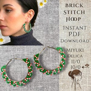 Puede incluir: Un par de pendientes de aro con un patrón de punto ladrillo hecho con cuentas Miyuki Delica verdes, blancas y rojas. El texto dice: BRICK STITCH HOOP INSTANT PDF DOWNLOAD MIYUKI DELICA 11/0 10/0, junto a un dibujo lineal de una persona.