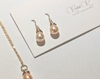 Pendientes y collar de perlas de melocotón, conjunto de joyas de perlas, joyas de perlas minimalistas, pendientes colgantes de perlas, piedra de nacimiento de junio, joyas nupciales