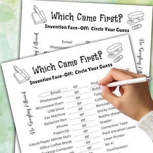 Peut inclure: Deux feuilles de papier avec le titre "Which Came First? Invention Face-Off: Circle Your Guess" imprim&eacute; en noir. La feuille de jeu r&eacute;pertorie des inventions comme l'e-mail, le four &agrave; micro-ondes et l'iPhone. Une main entoure "Bubble Wrap" avec un stylo.