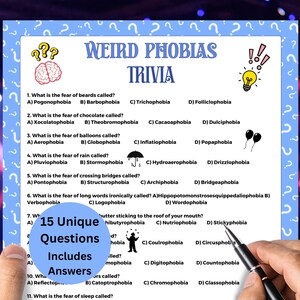 Könnte beinhalten: Ein weißes Quiz-Spielblatt mit dem Titel Weird Phobias Trivia und einem blauen Rand mit Fragezeichen. Die Seite enthält Multiple-Choice-Fragen zu Phobien, illustriert mit Symbolen von einem Gehirn, einer Glühbirne, einem Regenschirm und Luftballons.