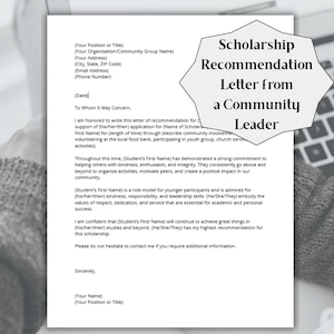 Pode incluir: Imagem a preto e branco de uma carta de recomendação de bolsa de estudos de um líder comunitário. O documento está numa folha de papel branca com texto. O texto inclui o título, "Carta de recomendação de bolsa de estudos de um líder comunitário."