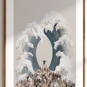 Puede incluir: Una ilustración de arte en papel de una gran ola con una figura de pie en una pequeña isla en el centro. La ola está hecha de papel blanco con acentos azules. La figura lleva una túnica larga y está de pie con los brazos extendidos. El fondo es de color gris claro.