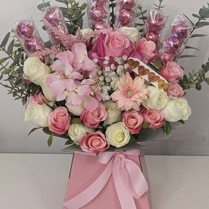 Mother&#39;s Day Personalised Lindt Lindor Pink & Cream Stunning Silk Flowers Bouquet Gift